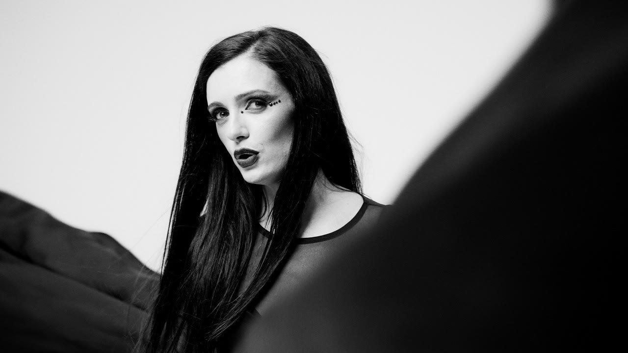 Ewiniar, from the official video